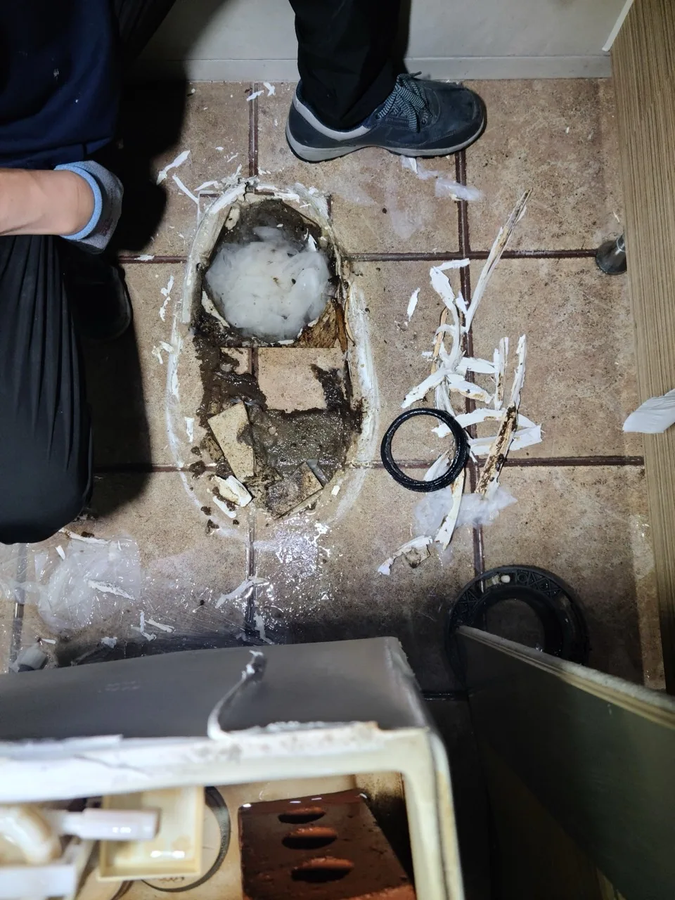사상구 모라동 변기와 다른 배수구가 함께 느려지는 현상이 반복되는 이유는 무엇인가요? 현장 작업 사진 1